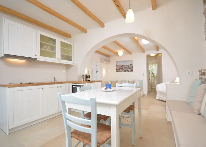 מלון דירות Kavos Naxos 4*